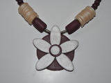 Collier ethnique fleur blanc nacré et prune perlé