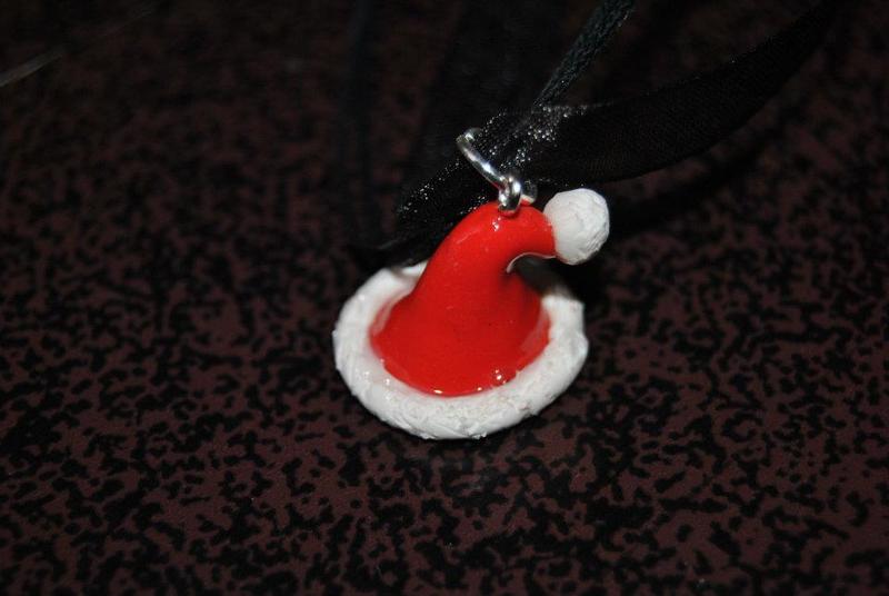 Pendentif bonnet du p&egrave;re noel