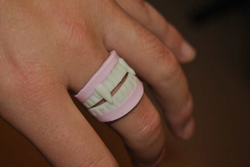 Bague dents de vampires phosphorescence