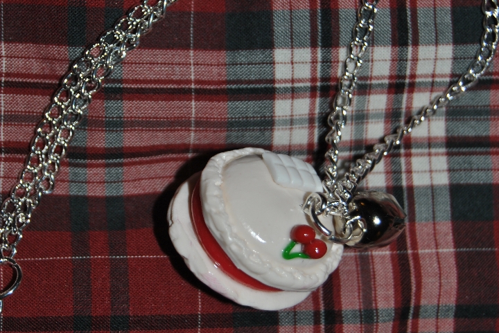 Collier macaron cerise chocolat blanc